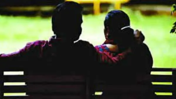 கள்ளக்காதலனுடன் கணவன் முன்பே உறவு.. பத்தினினு நிரூபிக்க சுத்திகரிப்பு சடங்கு.. இது எங்கு நடந்தது தெரியுமா?
